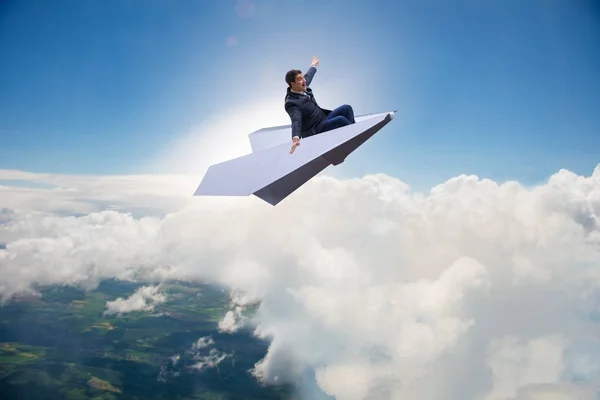Бізнесмен летить на паперовій площині в бізнес-концепції — стокове фото