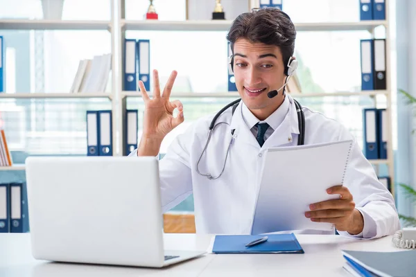 Joven médico masculino en concepto de telesalud — Foto de Stock