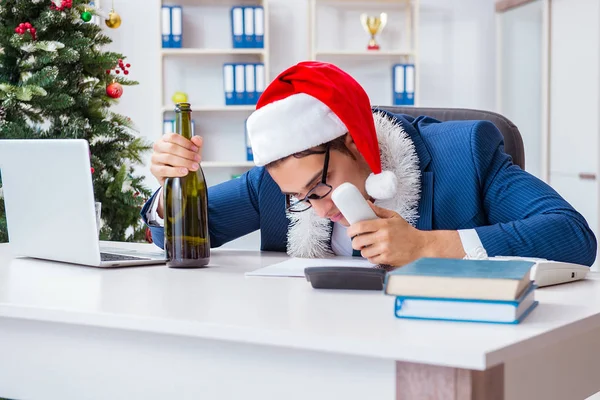 Empresario celebrando vacaciones de Navidad en la oficina —  Fotos de Stock