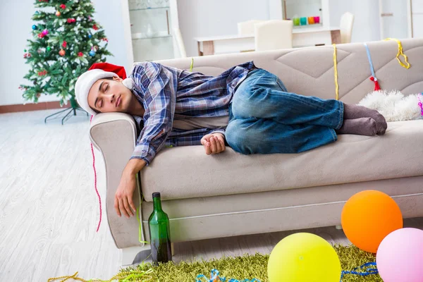 Homem de ressaca após a festa de Natal — Fotografia de Stock