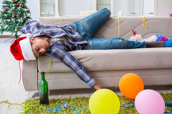 Мужчина с похмелья после рождественской вечеринки
