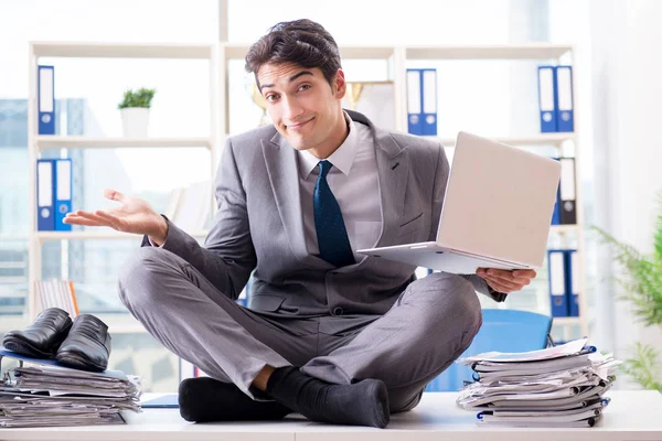 Geschäftsmann sitzt auf Schreibtisch im Büro — Stockfoto