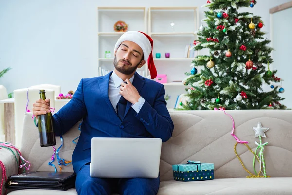 Geschäftsmann arbeitet über Weihnachten zu Hause — Stockfoto