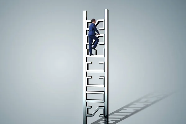 Бизнесмен поднимается по карьерной лестнице успеха — стоковое фото