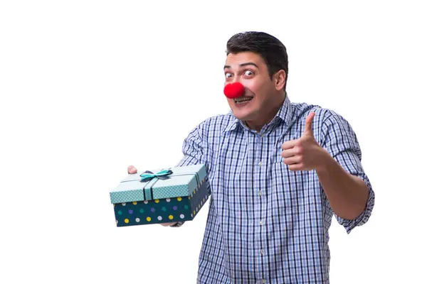 Чоловік з червоним носом смішний тримає подарунок сумці — стокове фото