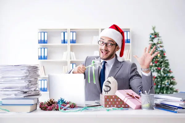 Молодий бізнесмен святкує Різдво в офісі — стокове фото