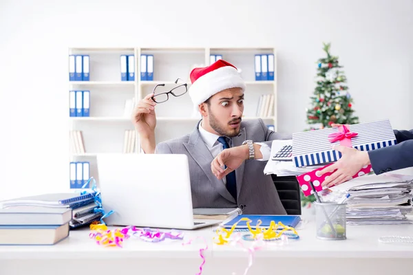 Jovem empresário comemorando o Natal no escritório — Fotografia de Stock