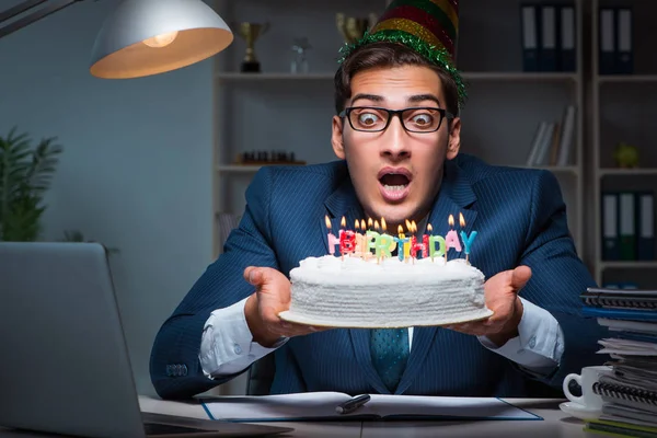 Человек, празднующий день рождения в офисе — стоковое фото
