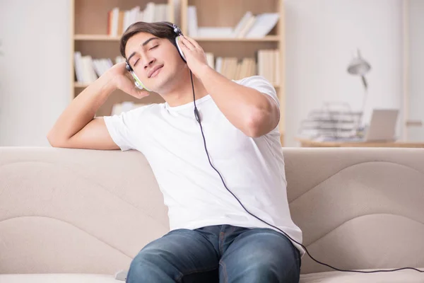 Hombre escuchando música en casa —  Fotos de Stock