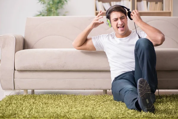Homem ouvindo música em casa — Fotografia de Stock
