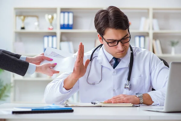 Ung läkare i sjukförsäkring bedrägeri koncept — Stockfoto