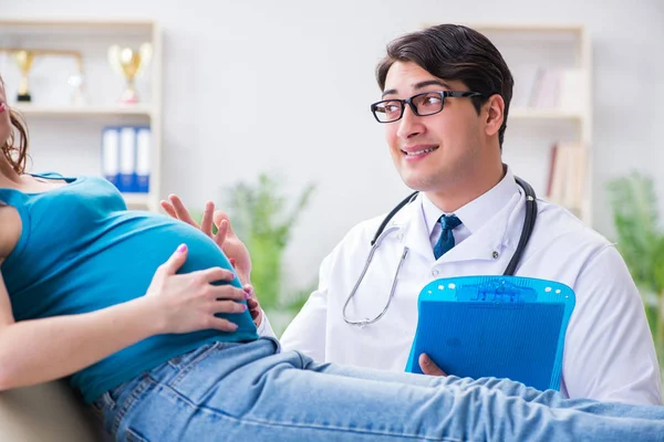 Mulher grávida visitando médico no conceito médico — Fotografia de Stock