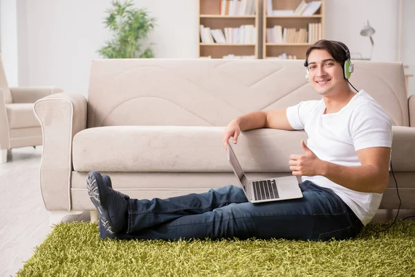 Freiberufler arbeiten zu Hause und hören Musik — Stockfoto