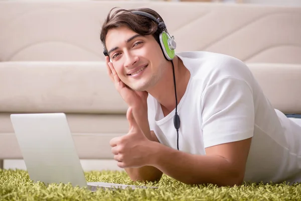 Freelancer trabalhando em casa e ouvindo música — Fotografia de Stock