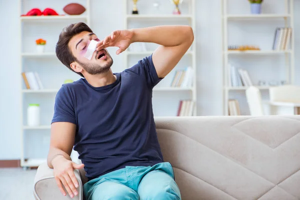 Anak muda sembuh di rumah setelah operasi plastik hidung — Stok Foto