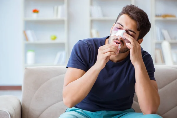 Hombre joven recuperando la curación en casa después de la cirugía plástica nariz — Foto de Stock