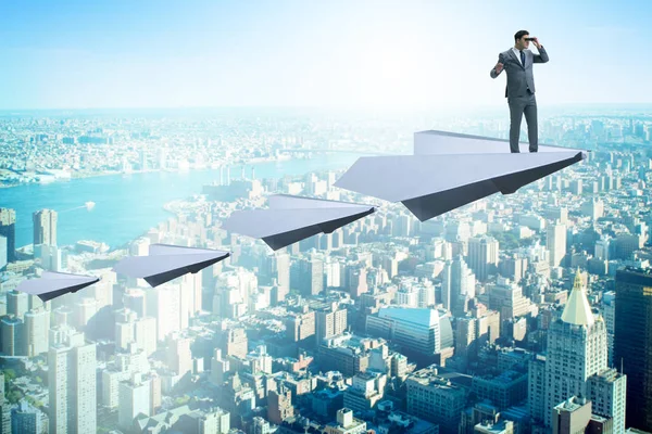 ビジネスコンセプトで紙飛行機に乗るビジネスマン — ストック写真