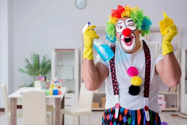 Смішний клоун робить прибирання вдома — стокове фото