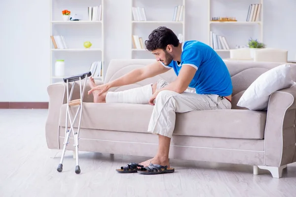 Jovem ferido se recuperando em casa — Fotografia de Stock