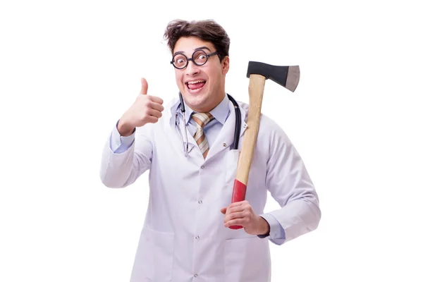 Смешной доктор с топором, изолированным на белом — стоковое фото