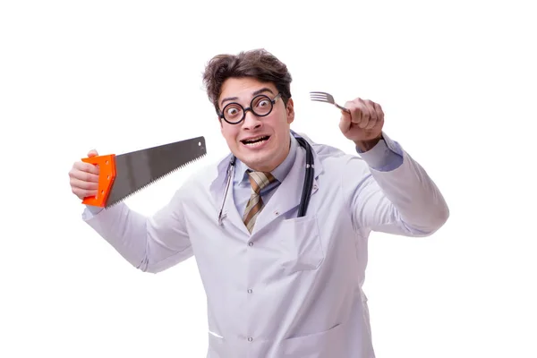 Grappige dokter met zaag geïsoleerd op wit — Stockfoto