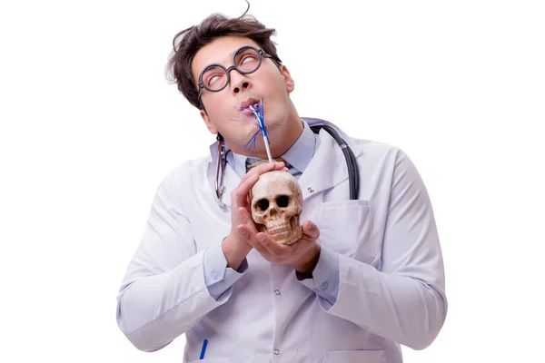 Legrační doktor s lebkou izolované na bílém — Stock fotografie