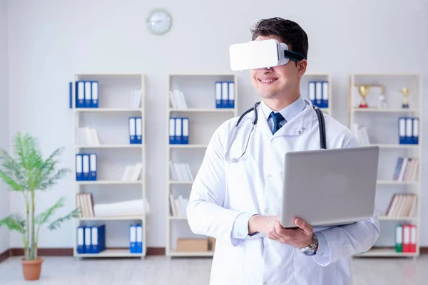 Joven médico con auriculares de realidad virtual vr trabajando en el offi —  Fotos de Stock