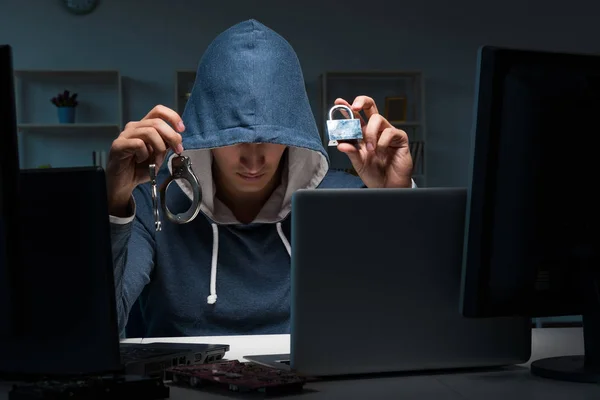 Hacker hacken nachts Computer — Stockfoto