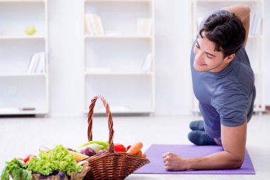 Sağlıklı beslenmenin ve spor yapmanın faydalarını destekleyen bir adam.