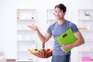 Sağlıklı beslenmenin ve spor yapmanın faydalarını destekleyen bir adam.