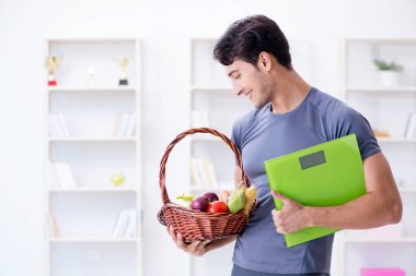 Sağlıklı beslenmenin ve spor yapmanın faydalarını destekleyen bir adam.