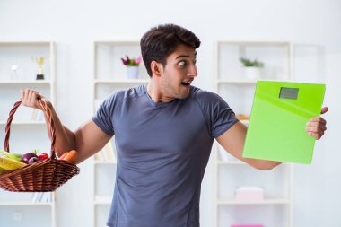 Sağlıklı beslenmenin ve spor yapmanın faydalarını destekleyen bir adam.