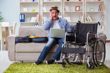 Pasif adam dizüstü bilgisayarla internetten seyahat rezervasyonu