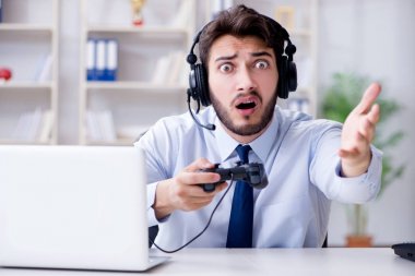 Ofisteki işadamı oyuncu oyunlar oynuyor