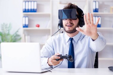 Ofisteki işadamı oyuncu oyunlar oynuyor