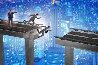 Patron işadamı ekibe yanlış talimat veriyor.