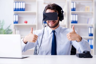 Ofisteki işadamı oyuncu oyunlar oynuyor