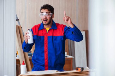 Yooung marangoz boyayla uğraşıyor.