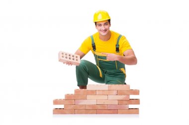 Yakışıklı inşaat işçisi tuğla duvar inşa ediyor.