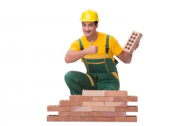Yakışıklı inşaat işçisi tuğla duvar inşa ediyor.