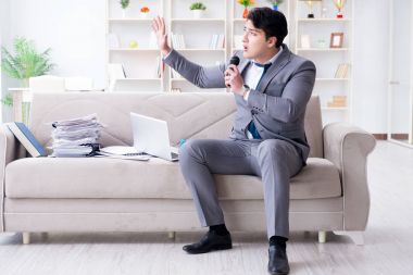 Üzgün işadamı ofiste şarkı söylüyor.