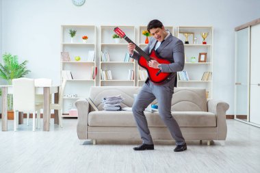 İş adamı tatile gidişini kutluyor