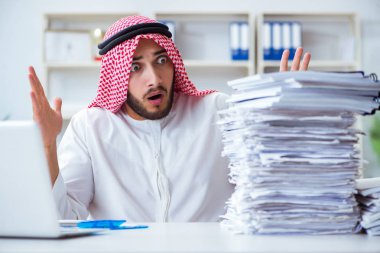 Ofiste çalışan Arap işadamı bir Pi ile evrak işi yapıyor.