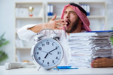 Ofiste çalışan Arap işadamı bir Pi ile evrak işi yapıyor.