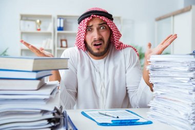 Ofiste çalışan Arap işadamı bir Pi ile evrak işi yapıyor.