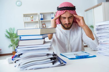 Ofiste çalışan Arap işadamı bir Pi ile evrak işi yapıyor.