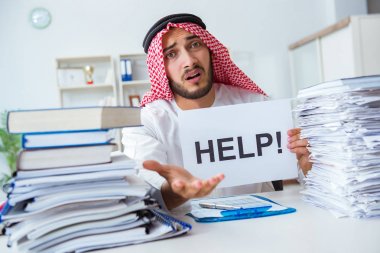 Ofiste çalışan Arap işadamı bir Pi ile evrak işi yapıyor.