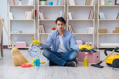 Adam evi temizliyor.