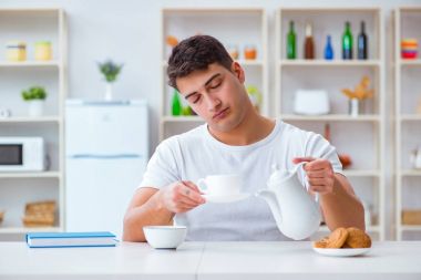 Fazla mesai sonrası kahvaltıda uyuyan bir adam.