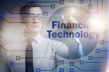 Fintech konseptinde düğmelere basan iş adamı